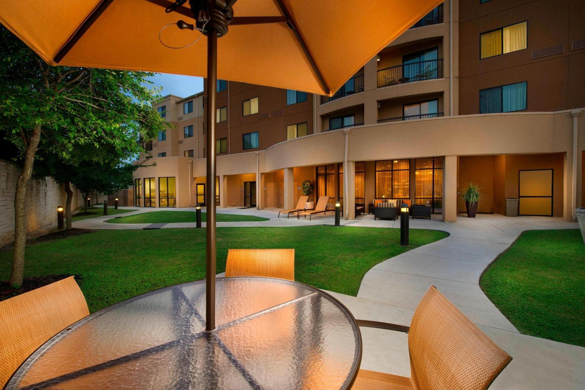 Courtyard By Marriott San Antonio Seaworld/Lackland Exterior photo